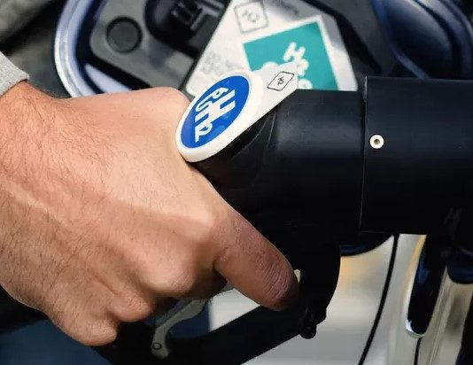 Cztery na dziesięć osób planujących zmianę auta, chce kupić samochód elektryczny