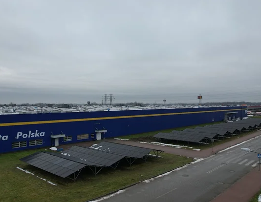 Poczta Polska efektywna energetycznie. Trwa montaż farm fotowoltaicznych w sortowniach