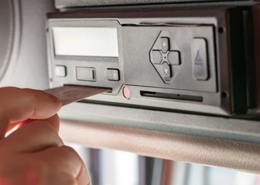 KE wprowadziła okres przejściowy dla wymiany tachografów – czy przewoźnicy mogą odetchnąć z ulgą?